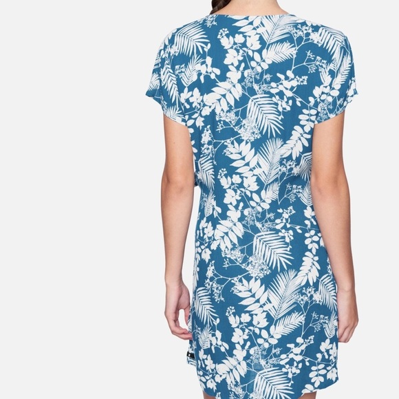 Hurley Blue/White Leaf Print Wrap Dress Size Medium Summer Casual Beachy - Picture 5 of 16